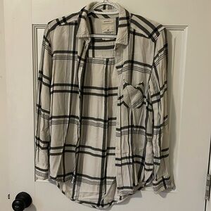 American Eagle boyfriend fit black and white flannel button up  M